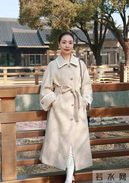 又发现超会穿的外婆！62岁穿衣简约大方，看着年轻时髦又自然