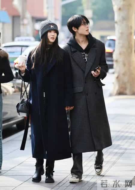 去了上海、杭州才发现：大衣下面不一定要搭长裤，这样穿会更时髦