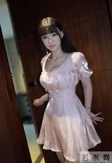 淡粉色缎面连衣裙，给人一种温柔、甜美的感觉，瞬间年轻几岁