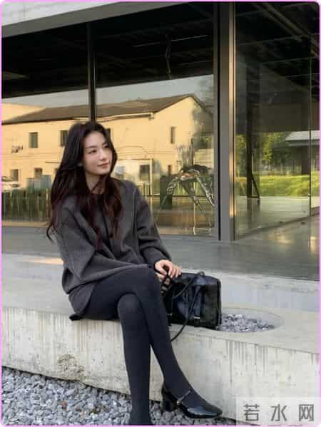 “灰色短大衣 + 同色系半裙 + 厚黑袜”，全灰是这个秋冬的氛围感密码！