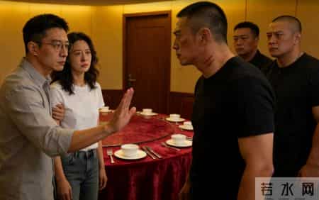 小姨子订婚,丈母娘让我随礼30万,我正要转账,老婆发来消息:我妈让你出30万,你给她转3万就行了