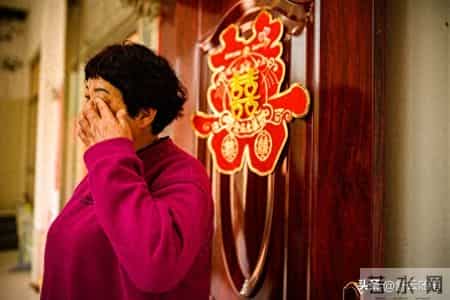 住闺女家2个月，闺女加班没回，女婿红着眼眶说：妈，和你说个事