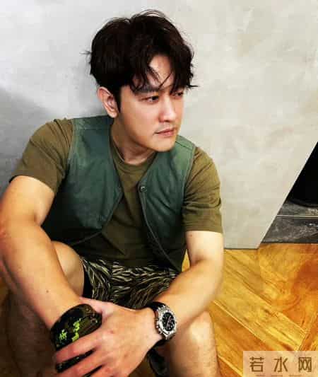 他忘不掉初恋，却爱上了两个女人，如今45岁仍未婚