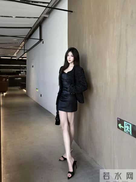 谁懂啊！妹妹这套黑色闪钻穿搭甜到犯规！！