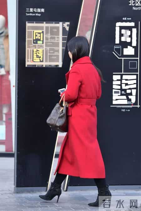 10厘米的黑色尖头细跟短靴,搭配黑色紧身裤,红色呢子大衣