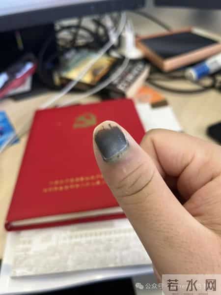 网友记录手指甲掉落的全过程