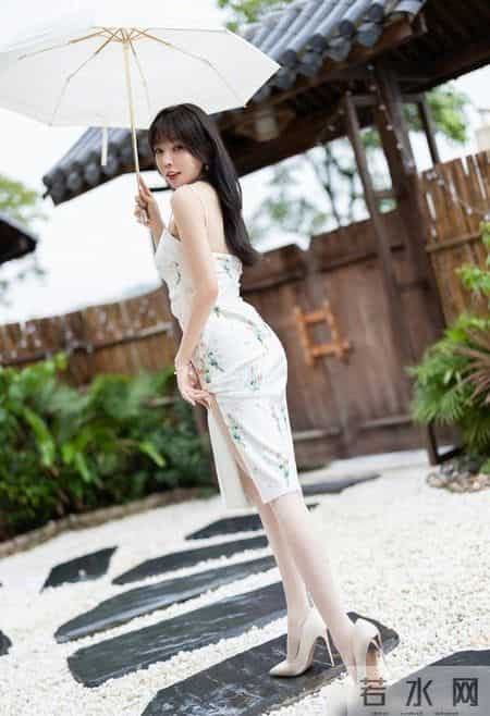 吊带的旗袍连衣裙，低调的色彩搭配素雅的印花，休闲雅致感十足