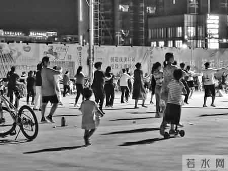 今年53岁，跟老公分居，我耐不住寂寞，每天晚上都去小公园散步