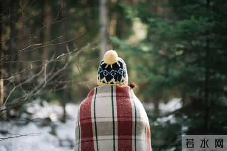 天气寒冷,常戴帽子好吗?医生:过了69岁,戴帽子千万注意这几点