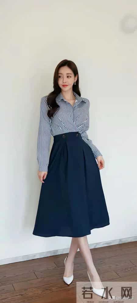 蓝白条纹衬衫搭配高腰A字纽扣半身裙，优雅复古。