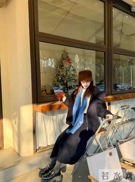 想要黑色大衣不沉闷？试试这样穿搭，时髦又高级！