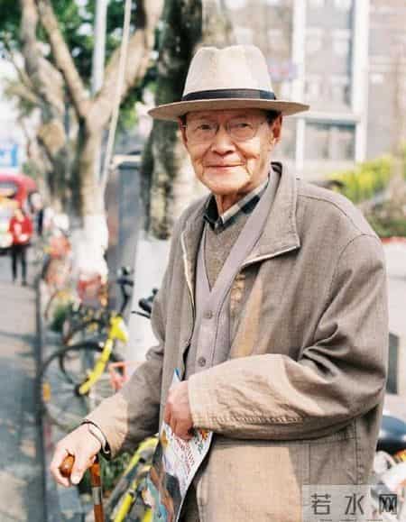 男人老了：可以不穿花衬衫、卫衣，但这3件“上衣”不能少！