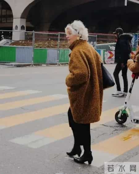 等我老了不穿冲锋衣和小香风，学法国奶奶穿三件基础款，真好看又显气质