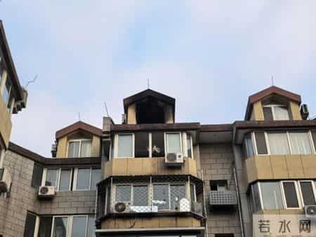离家未断电酿火灾，石景山一阁楼内夫妻被困，所幸被救出