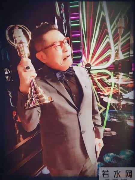 他娶了小24岁妻子，婚后生一儿一女，妻子一夸他帅就会飘