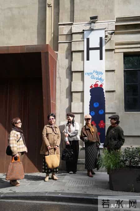 女人老了，不建议穿这3种“装嫩色”，自以为时髦，实际更显老了