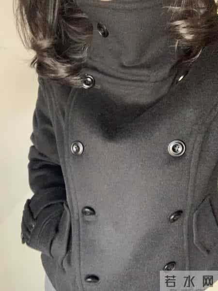 今年冬天黑色短外套+灰条纹裙+厚黑袜，通勤穿也太高级了