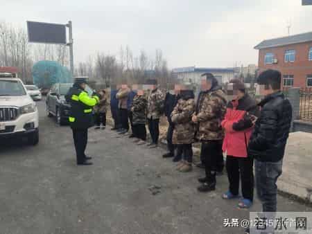 核载9人实载13人！北城交警当场拦下返乡车