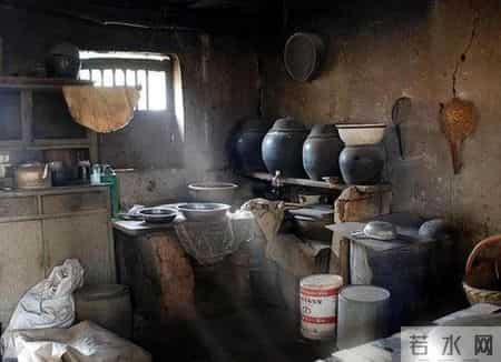 爷爷去世后，我家就再没回去过，出差路过，我发现院内竟有人居住