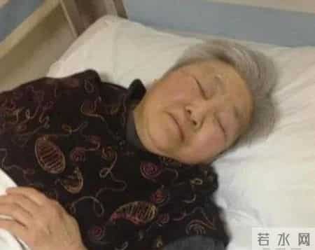 母亲退休后住我家,20年没掏一分钱,去世留下信封,我才幡然醒悟