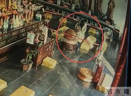 寺庙法器佛像被偷，“一女子带两孩子卡点来的”，工作人员发现场监控：劝说对方回头是岸，已报警