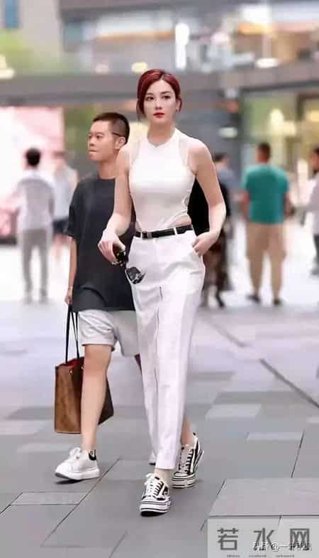 这女生身材如此高大，还能这么匀称，太少见了，身材比例堪称完美