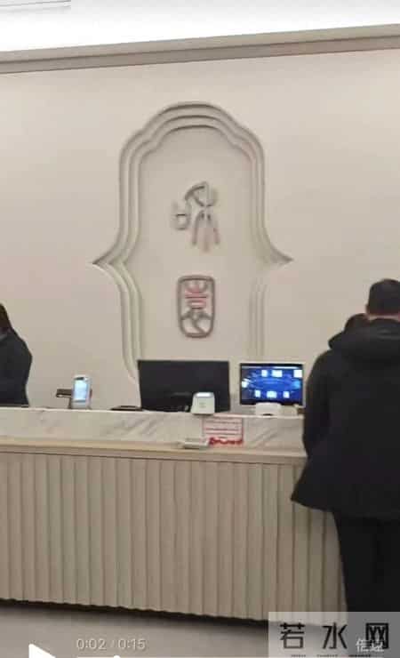 河南一男子强闯女澡堂打人,多名女性正在洗澡,最新进展:涉事男子被行拘,律师:澡堂也需为其失职担责
