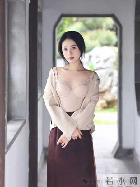 在山水间，尝试了这身新中式叠穿！