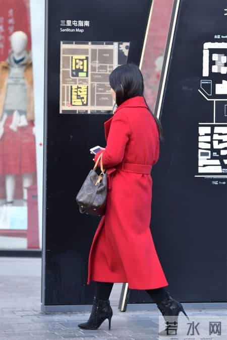 10厘米的黑色尖头细跟短靴,搭配黑色紧身裤,红色呢子大衣