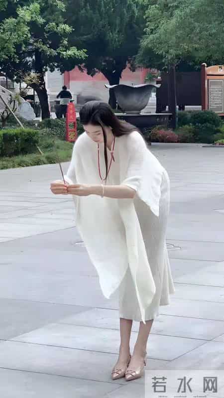 穿得出古典气质，扛不住地铁挤裙摆