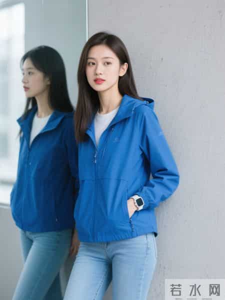 光影下的蓝色冲锋衣与牛仔裤