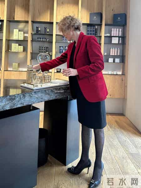 不得不说，法国女人才是最会穿的，不管是20还是80岁美的松弛优雅