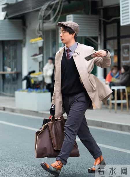 男人老了：可以不穿花衬衫、卫衣，但这3件“上衣”不能少！