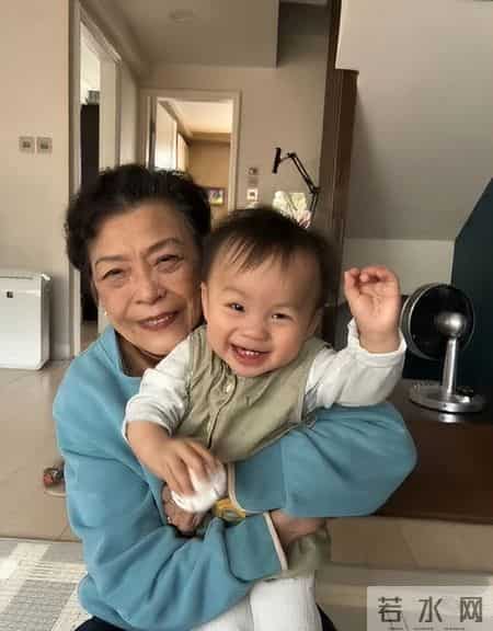 顺嫂在温哥华带曾孙，演了一辈子戏却说现在才开始演自己。