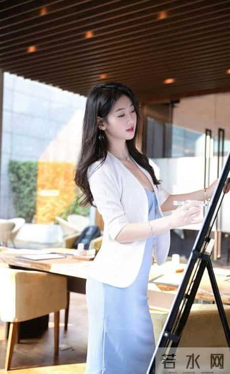 这个春天就要这么穿，淡蓝色的西装裙外搭白色西装外套优雅有范