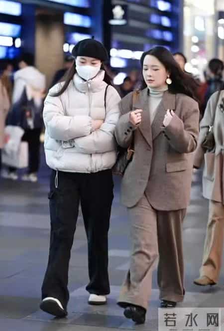 羽绒服下面尽量少穿运动鞋，学成都太古里这样穿温暖又高级