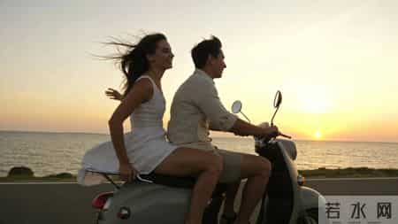 旅游时和男闺蜜同骑一辆电动车，被老公朋友拍下发朋友圈他换门锁