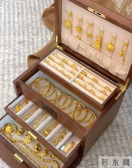 金价飙到1200+-克，她还在囤金！这个宝妈的“私房钱”思路，我服了