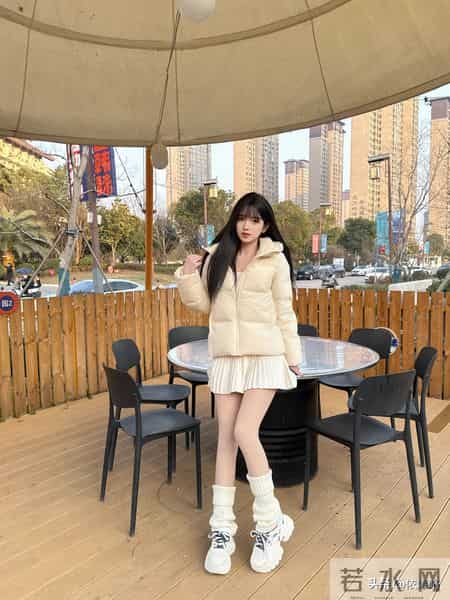 秋冬纯欲密码！奶白羽绒服+百褶裙的显腿长公式被我拿捏了