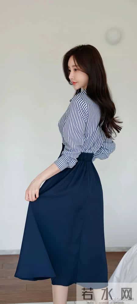 蓝白条纹衬衫搭配高腰A字纽扣半身裙，优雅复古。