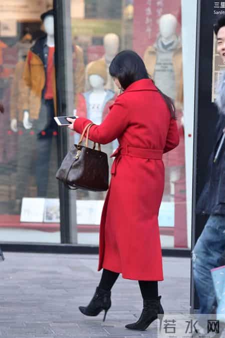 10厘米的黑色尖头细跟短靴,搭配黑色紧身裤,红色呢子大衣