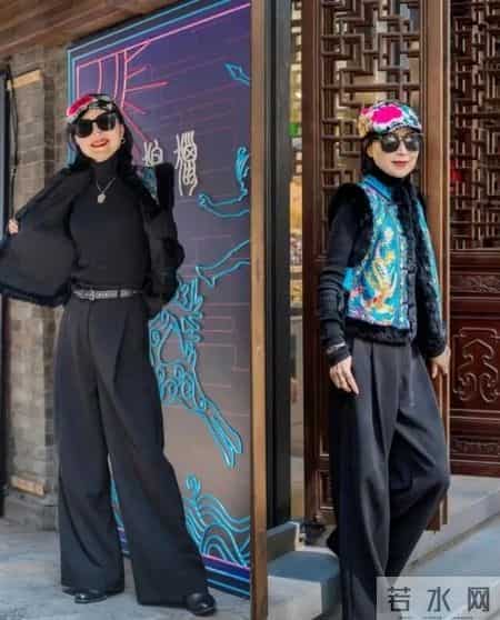 这位55岁成都妈妈太会穿，她的皮靴、球鞋搭配，一套比一套时髦