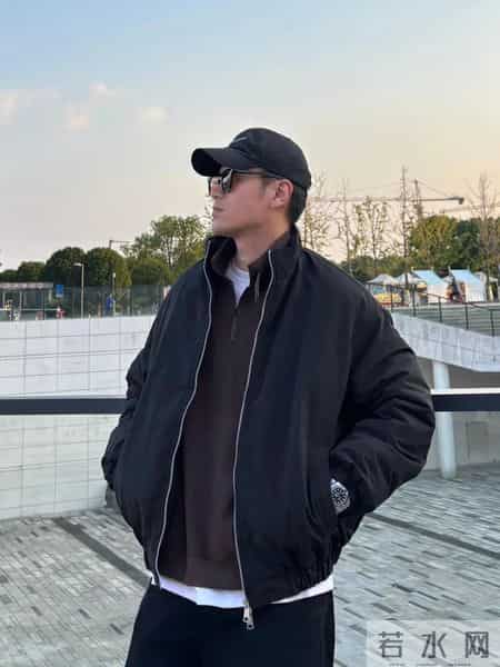 冬日这样穿绝啦，黑棉服叠穿咖卫衣，舒适感感爆棚，爱了爱了