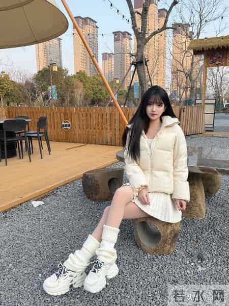 秋冬纯欲密码！奶白羽绒服+百褶裙的显腿长公式被我拿捏了