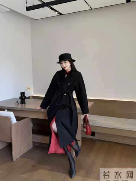 “黑红撞色大衣+高开衩红裙”，秋冬这样穿，冷艳又撩人~