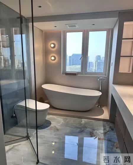 为什么不能“倒水冲马桶”？很多人不懂，多亏维修师傅提醒：以为节约，实则隐患大！