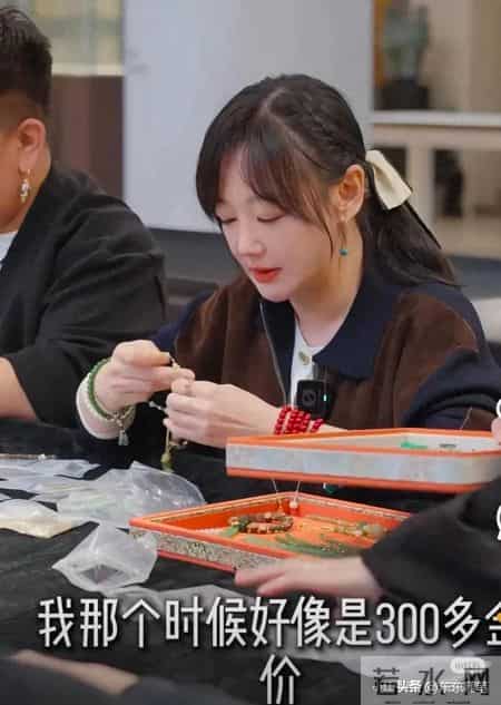 薛佳凝自曝金价300多元一克时，买了两公斤！有个男演员买了9公斤