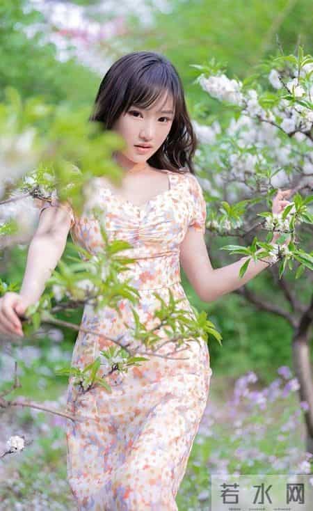 夏天正在悄悄度过，衣柜里怎么少得了一件碎花连衣裙呢！