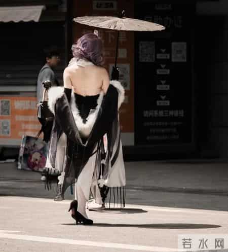 22岁艺术生男扮女装，体验女性的一天