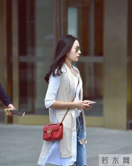 破洞牛仔裤内搭渔网袜，别提多吸睛了